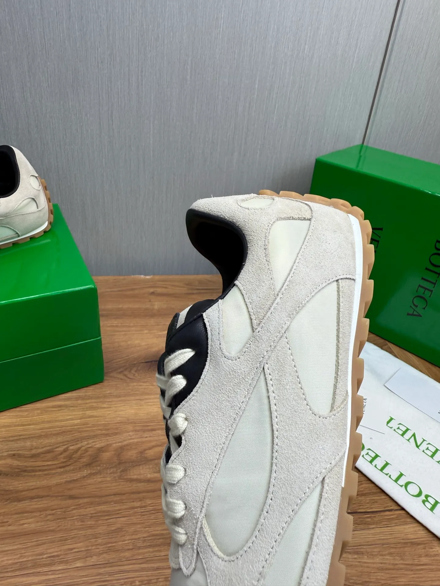 Men's men's shoes💰540💰 Bottega Veneta｜BV's new Forrest Gump shoes. Dexun shoes🩷💚 Sneaker technology nylon and suede, inspired by retro sneakers, light, comfortable, breathable and essential item. Original wear-resistant and non-slip rubber outsole❕❗️ Size: Female 35-40 (40 is custom-made and cannot be returned) Male 39-45 (45 is custom-made and cannot be returned or exchanged)